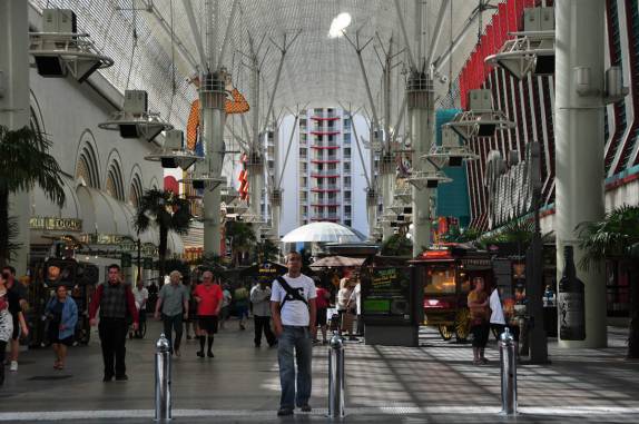 Passeando na famosa Fremont, Las Vegas, em Nevada, nos Estados Unidos